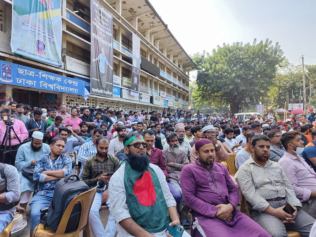 শেখ হাসিনার মামলার রায় পড়া দেখতে টিএসসিতে ভিড়