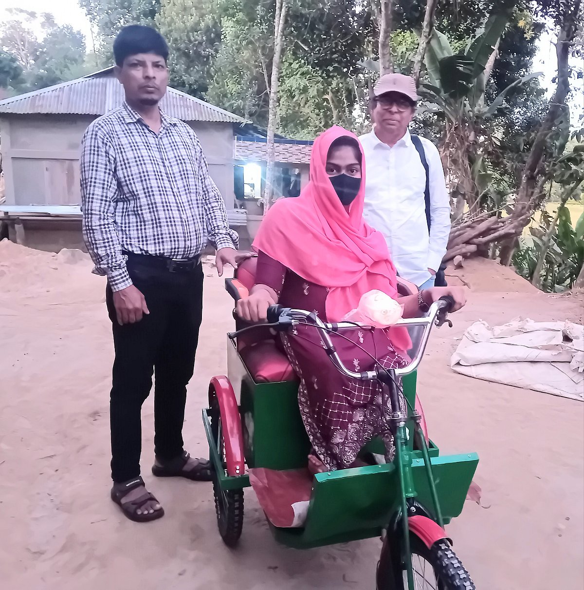 হামাগুড়ি দিয়ে যাতে আর কলেজে যেতে না হয়, তাই কলেজছাত্রী মনা বেগমকে তুলে দেওয়া হয় একটি তিন চাকার বৈদ্যুতিক সাইকেল। গতকাল রোববার বিকেলে মৌলভীবাজারের জুড়ী উপজেলার এলাপুর ফাঁড়ি চা-বাগান এলাকায়