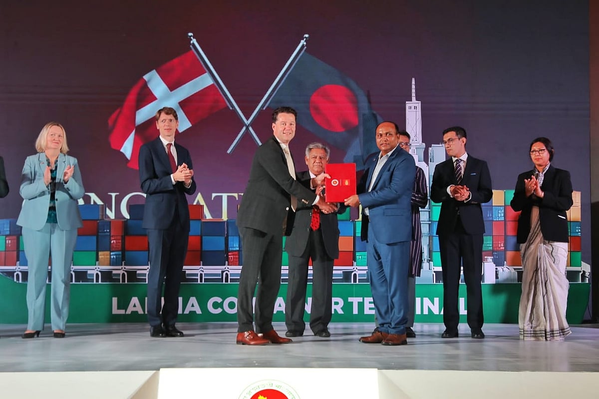 চট্টগ্রাম বন্দরের লালদিয়া চরে টার্মিনাল নির্মাণ ও পরিচালনার জন্য বন্দরের সঙ্গে ডেনমার্কের মালিকানাধীন এপিএম টার্মিনালসের দীর্ঘমেয়াদি চুক্তি অনুষ্ঠান। ইন্টারকন্টিনেন্টাল হোটেলে