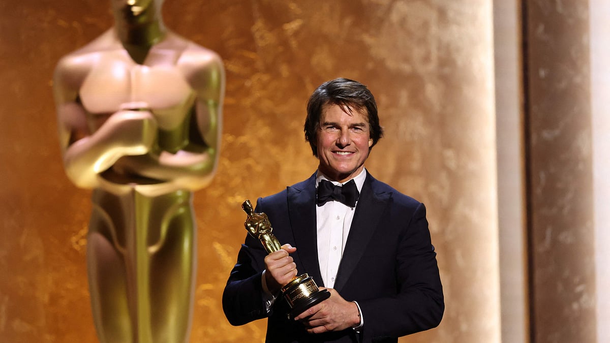 সম্মানসূচক অস্কার হাতে টম ক্রুজ। ছবি: এএফপি
