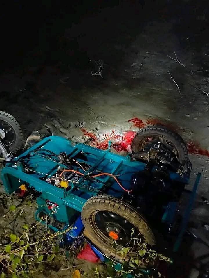 অটোরিকশা চালক মনোরঞ্জনকে হত্যার পর লাশ অটোরিকশার পাশে ফেলে যায় দুর্বৃত্তরা