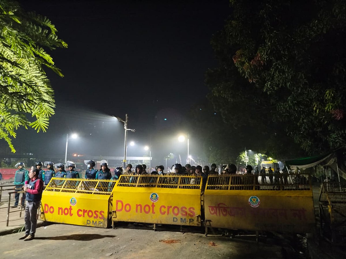 ধানমন্ডি ৩২ নম্বরের প্রবেশপথে পুলিশের সতর্ক অবস্থান