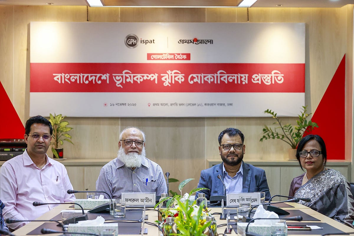 গোলটেবিল বৈঠকে (বাঁ থেকে) রাকিব আহসান, ফখরুল আমীন, সেখ ফরিদ আহমেদ ও ইশরাত ইসলাম। গতকাল রাজধানীর প্রথম আলো কার্যালয়ে