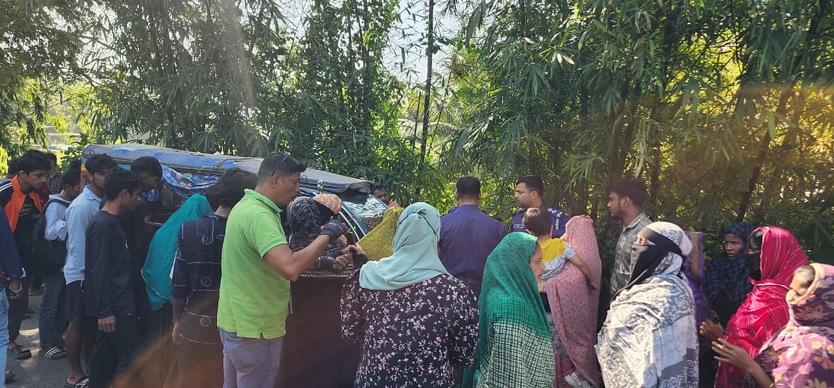 ব্যাটারিচালিত অটোরিকশার মোটরের সঙ্গে ওড়না পেঁচিয়ে এক নারীর মৃত্যু হয়। এ সময় পথচারীরা সেখানে ভিড় করেন। আজ সোমবার সকাল ১০টার দিকে শরীয়তপুর-গোসাইরহাট সড়কের কুতুবপুর এলাকায়