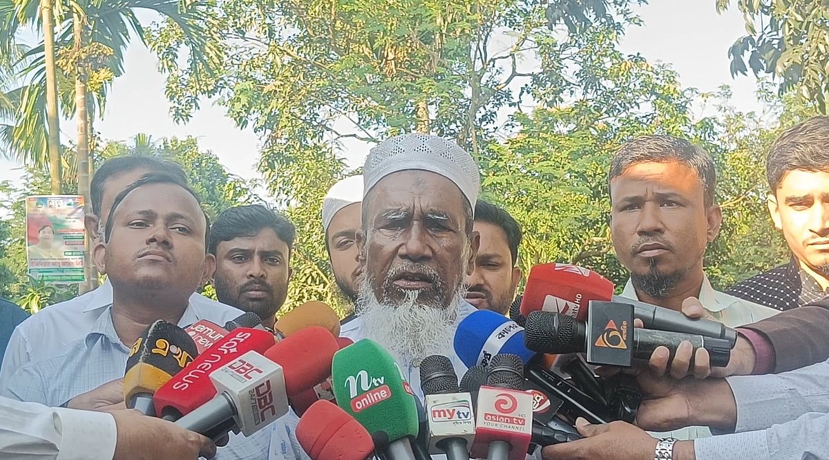 মানবতাবিরোধী অপরাধে ক্ষমতাচ্যুত প্রধানমন্ত্রী শেখ হাসিনার মৃত্যুদণ্ডের রায় শুনে সস্তুষ্টি প্রকাশ করে নিজ বাড়িতে সাংবাদিকদের সঙ্গে কথা বলেন শহীদ আবু সাঈদের বাবা মকবুল হোসেন। সোমবার রংপুরের পীরগঞ্জের বাবনপুর জাফরপাড়ায়