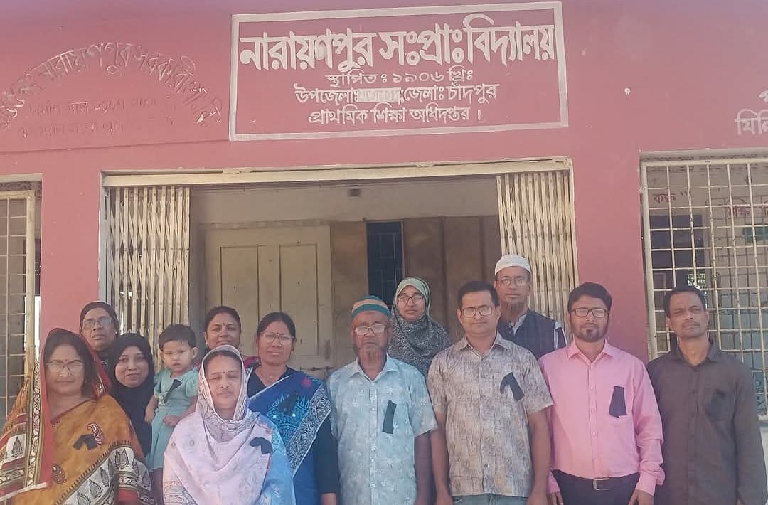 শিক্ষক ফাতেমা আক্তারের মৃত্যুতে শোক জানাতে সরকারি প্রাথমিকের শিক্ষকদের কালোব্যাজ ধারণ। সোমবার সকাল ১০টায় চাঁদপুরের মতলব দক্ষিণ উপজেলার নারায়ণপুর সরকারি প্রাথমিক বিদ্যালয়ে