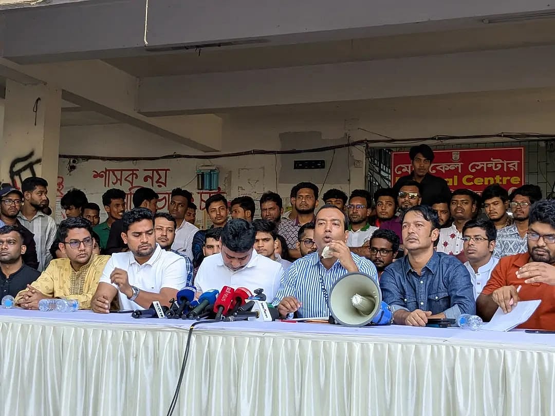 আজ সোমবার বিশ্ববিদ্যালয়ের ভাষাশহীদ রফিক ভবনের সামনে আয়োজিত সংবাদ সম্মেলনে প্যানেল ঘোষণা করেন ছাত্রদলের কেন্দ্রীয় সংসদের সভাপতি রাকিবুল ইসলাম রাকিব