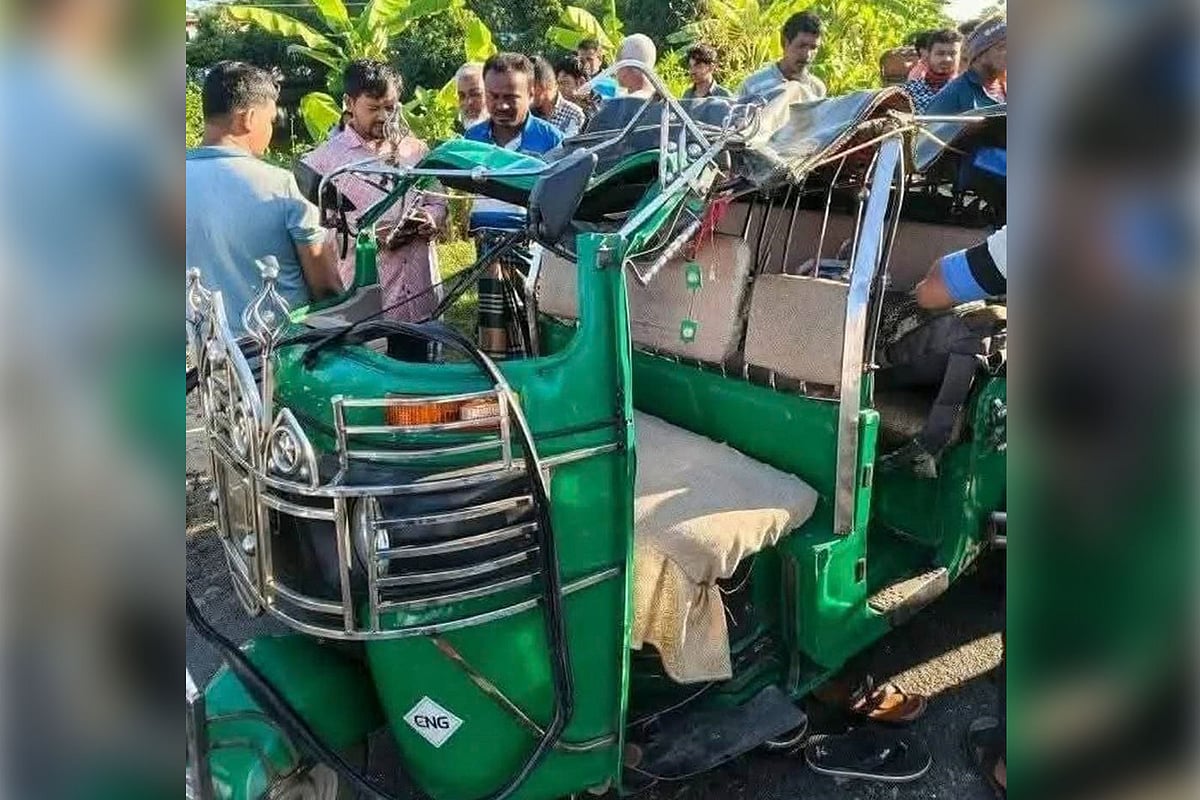 নোয়াখালীর কবিরহাট উপজেলায় প্রাইভেট কারের ধাক্কায় ক্ষতিগ্রস্ত অটোরিকশা। আজ সকালে তোলা