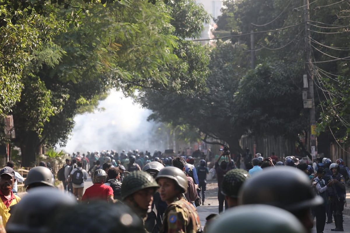 বিক্ষোভকারীদের ছত্রভঙ্গ করে দেওয়া হচ্ছে