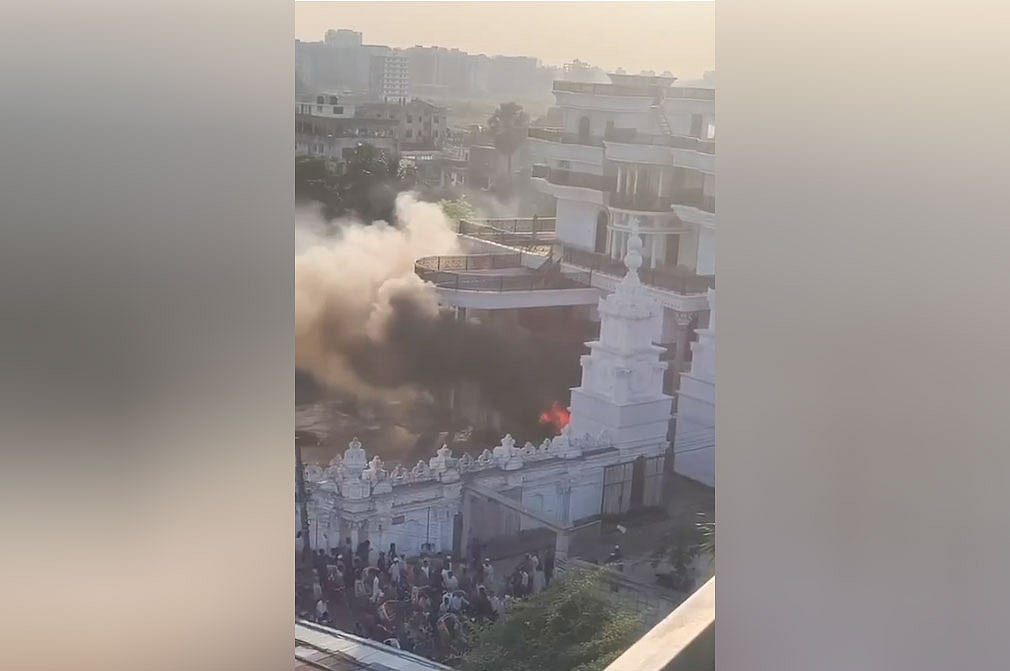 নাদিম হাসানের বাড়ির বাইরে মাইক্রোবাসে আগুন দেওয়ার পর চারদিকে কালো ধোঁয়ায় ও আতঙ্ক ছড়িয়ে পড়ে