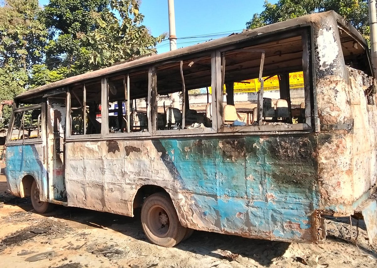 আগুনের ক্ষতচিহ্ন নিয়ে দাঁড়িয়ে আছে ক্ষতিগ্রস্ত মিনিবাসটি। আজ ভোরে ঢাকার সাভার উপজেলার আশুলিয়ার বেরন এলাকায়