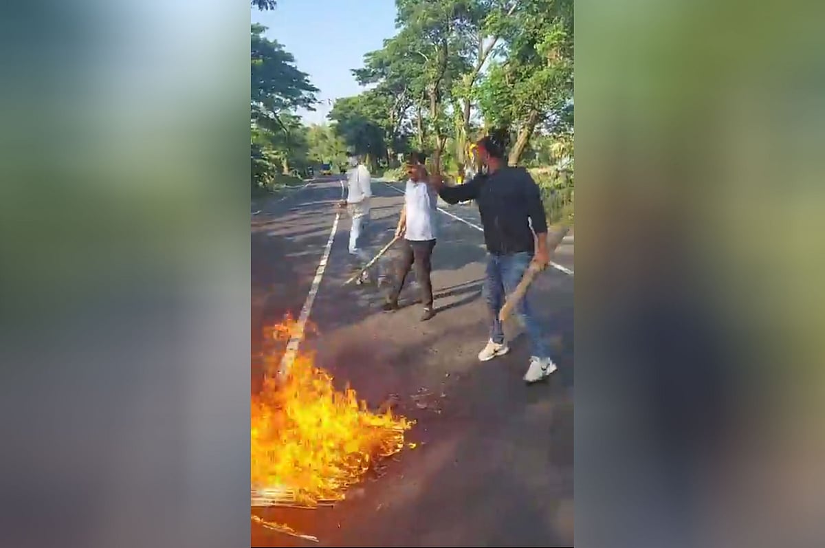 নিষিদ্ধ ঘোষিত ছাত্রলীগের নেতা–কর্মীরা গোপালগঞ্জে ঢাকা–খুলনা মহাসড়কে আগুন জ্বালিয়ে বিক্ষোভ করেন
