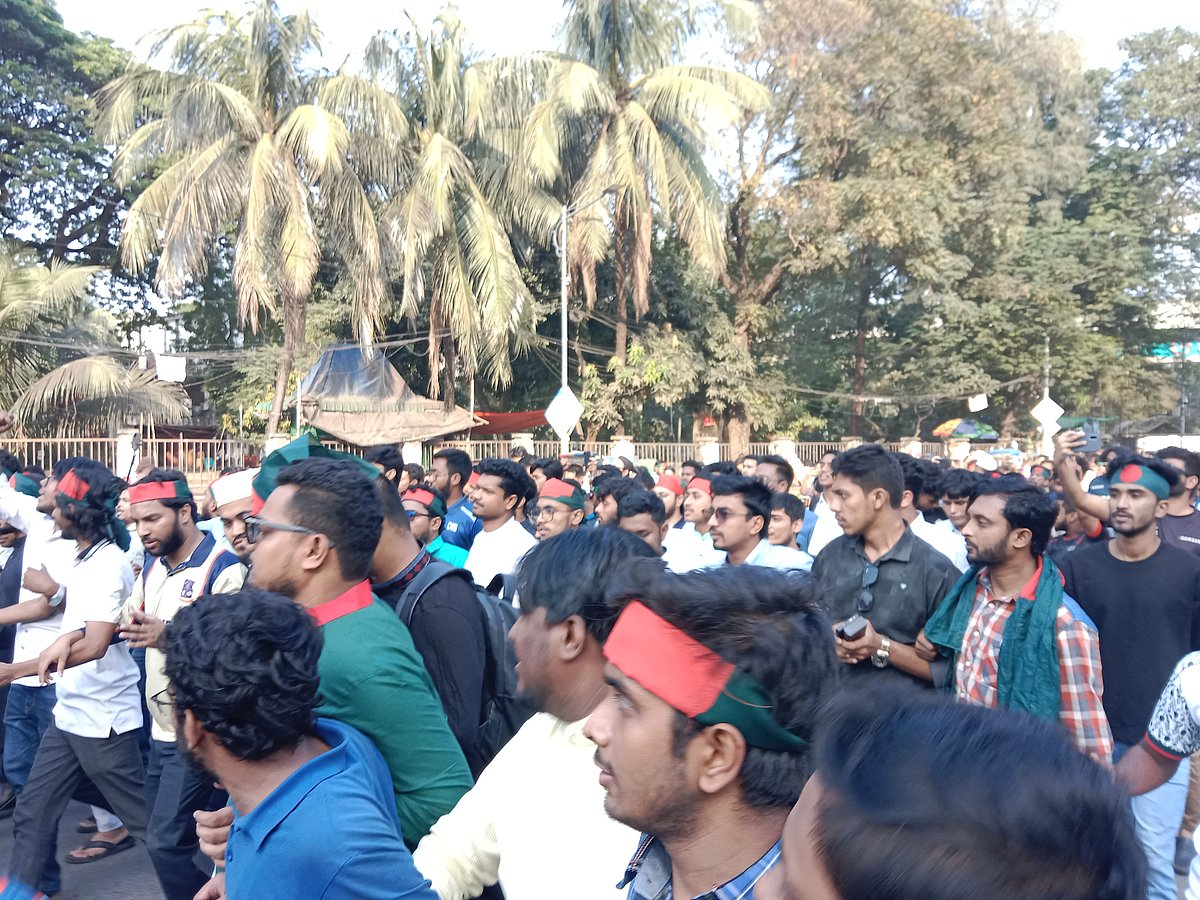 রায়ের পর ডাকসু নেতাদের নেতৃত্বে আনন্দমিছিলে অংশ নেন ঢাকা বিশ্ববিদ্যালয়ের শিক্ষার্থীরা