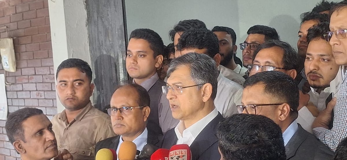 বিএনপির স্থায়ী কমিটির সদস্য সালাহউদ্দিন আহমদ। আজ সোমবার বেলা তিনটার দিকে ঢাকা বিশ্ববিদ্যালয়ের প্রশাসনিক ভবনের সামনে