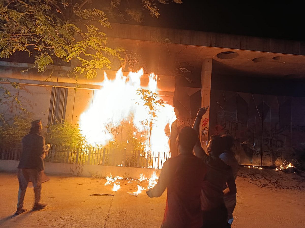 শেখ হাসিনার বিরুদ্ধে রায় ঘোষণার পর ফেনীর সাবেক সংসদ সদস্য নিজাম উদ্দিন হাজারীর বাগান বাড়ির প্রধান ফটকের সামনে আগুন দিয়েছে বিক্ষুদ্ধ ছাত্র-জনতা। আজ রাতে