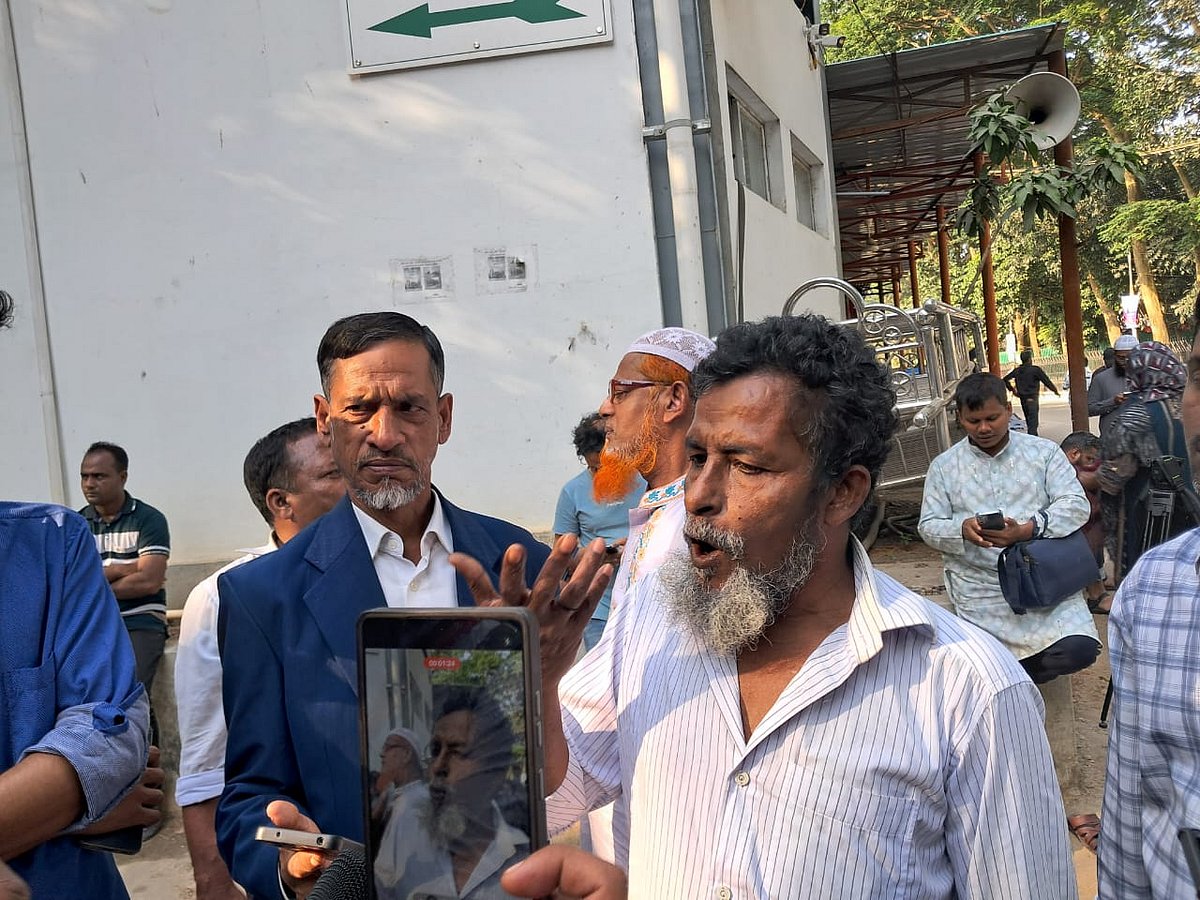 শহীদ ইসমাইল হোসেন রাব্বির বাবা মিরাজ তালুকদার প্রতিক্রিয়া জানাচ্ছেন