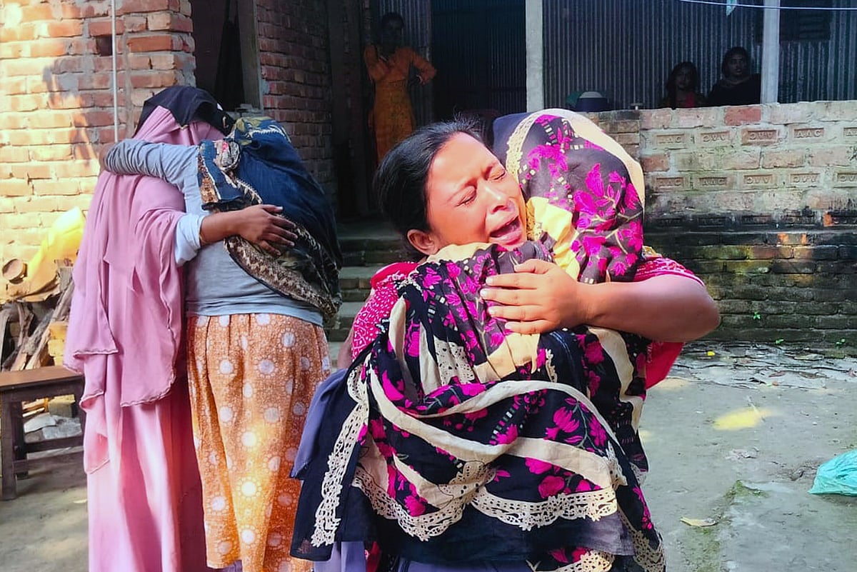 মানিকগঞ্জের শিবালয় উপজেলায় বাসে অগ্নিসংযোগের ঘটনায় দগ্ধ বাসচালক পারভেজ খানের (৪৫) মৃত্যুতে স্বজনদের আহাজারি। সোমবার দুপুরে জেলা সদরের ভাড়াই-ভিকরা গ্রামে