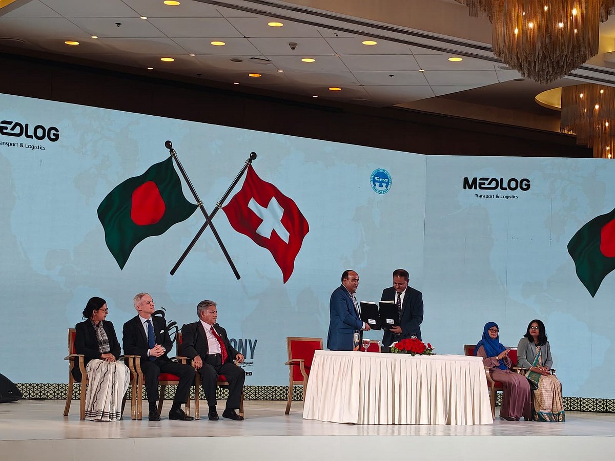 পানগাঁও টার্মিনাল  সুইজারল্যান্ডের প্রতিষ্ঠান মেডলগের হাতে তুলে দিতে চুক্তি স্বাক্ষর অনুষ্ঠানে উপস্থিত অতিথিরা। সোমবার হোটেল ইন্টারকন্টিনেন্টালে