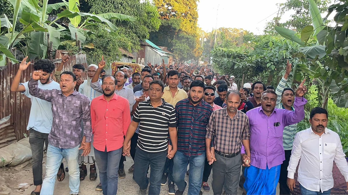 সুনামগঞ্জ-১ আসনে বিএনপির প্রার্থী পরিবর্তনের দাবিতে কামরুজ্জামানের সমর্থক নেতা-কর্মীদের বিক্ষোভ। সোমবার বিকেলে তাহিরপুর উপজেলা সদর বাজারে