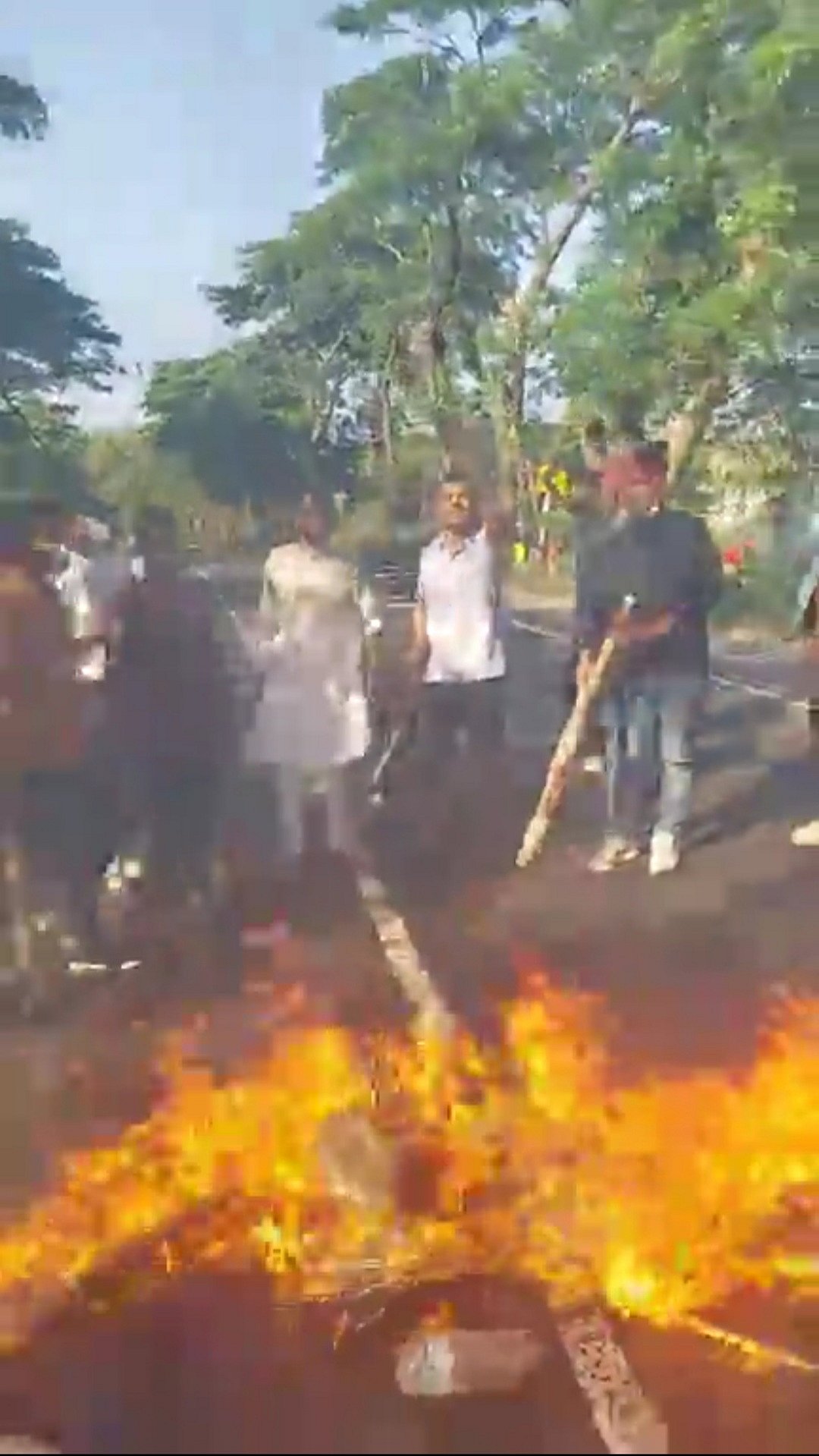 ডুমদিয়ায় আগুন জ্বালিয়ে মহাসড়কে  বিক্ষোভ করেছেন ছাত্রলীগের নেতা-কর্মীরা। আজ সোমবার