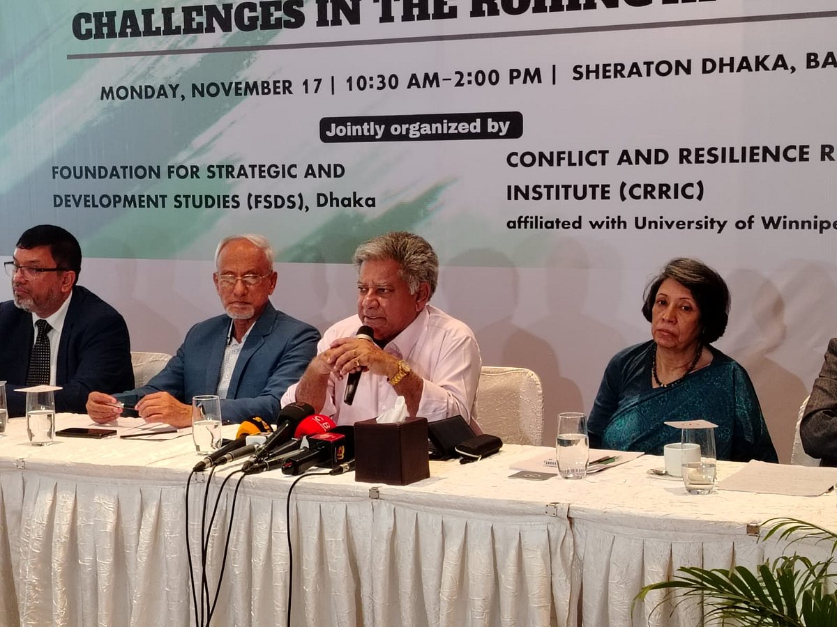 সেমিনারে বক্তব্য দেন নৌপরিবহন উপদেষ্টা ব্রিগেডিয়ার জেনারেল (অব.) সাখাওয়াত হোসেন। ঢাকা, ১৭ নভেম্বর