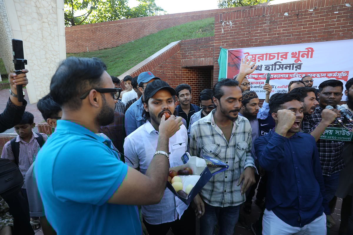 শেখ হাসিনার মৃত্যুদণ্ডের রায় ঘোষণার পর সিলেট কেন্দ্রীয় শহীদ মিনার প্রাঙ্গণে মিষ্টি বিতরণ করা হয়। আজ সোমবার দুপুরে