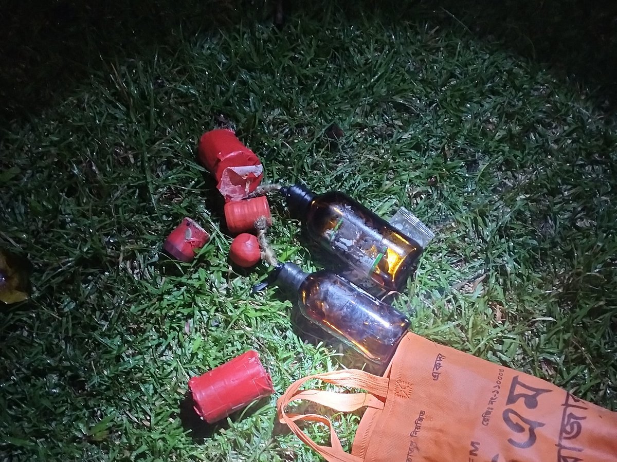ময়মনসিংহের ফুলবাড়িয়া উপজেলায় উদ্ধার করা ককটেল ও পেট্রলবোমা। গতকাল রোববার রাতে ফুলবাড়িয়া ইউনিয়ন পরিষদ চত্বরে