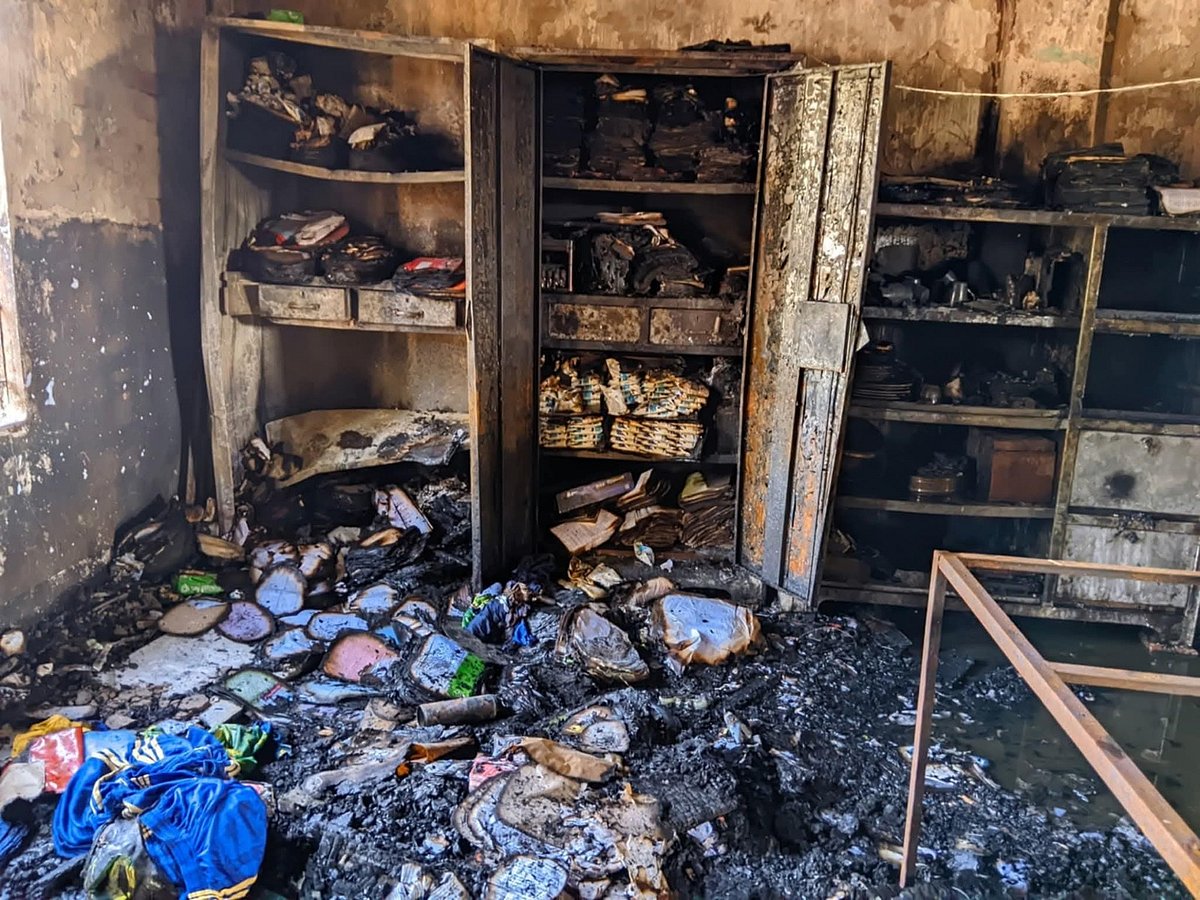 দুর্বৃত্তদের আগুনে পুড়ে যায় মনাং সরকারি প্রাথমিক বিদ্যালয়। আজ সোমবার দুপুর ১২টার দিকে নেত্রকোনা সদর উপজেলায়