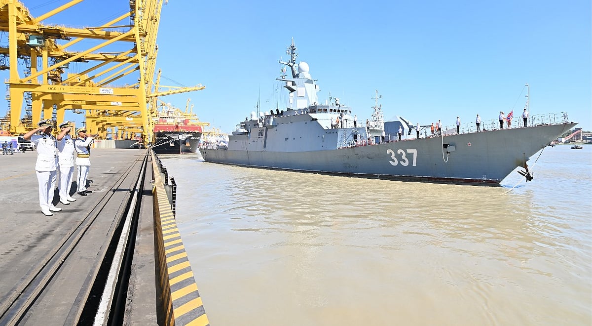 রাশিয়ার নৌবাহিনী জাহাজ ‘গ্রিমিয়াশ্চি’ চট্টগ্রাম বন্দরে পৌঁছালে স্বাগত জানায় নৌবাহিনীর সুসজ্জিত বাদক দল