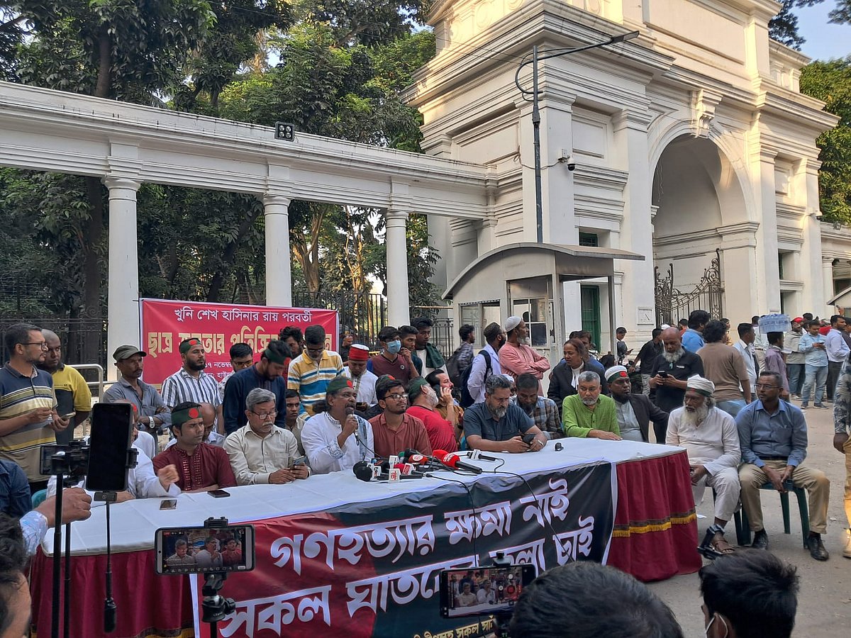 হাইকোর্টের মাজার ফটকে  ‘মঞ্চ ২৪’ নামের একটি সংগঠনের সদস্যদের সঙ্গে ছিলেন অবসরপ্রাপ্ত সেনা কর্মকর্তা হাসিনুর রহমান৷ সেখানেই তিনি রায়ের প্রতিক্রিয়া জানান