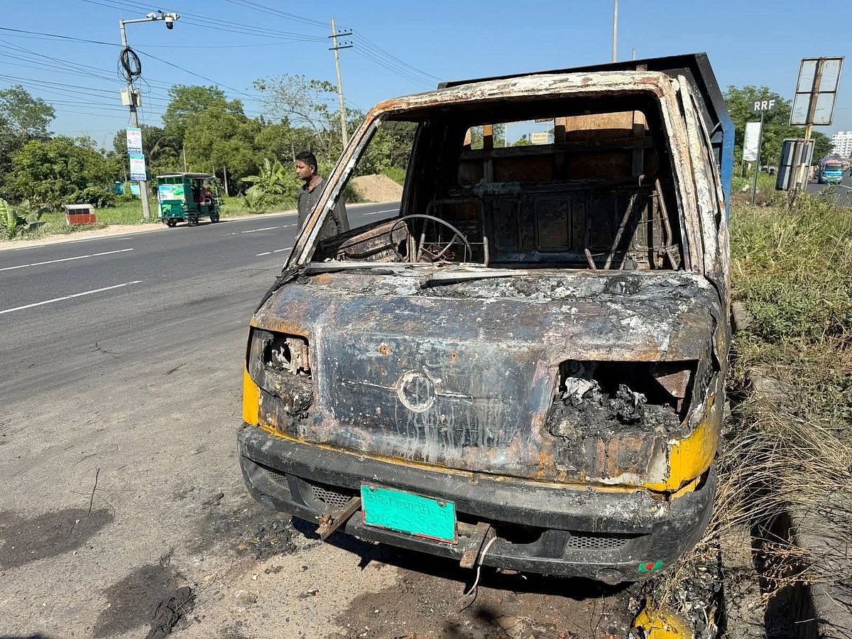 আগুনে ক্ষতিগ্রস্ত পিকআপ ভ্যান। আজ সোমবার সকালে কুমিল্লার চৌদ্দগ্রাম উপজেলার ঢাকা-চট্টগ্রাম মহাসড়কের ফালগুনকরা রাস্তার মাথা এলাকায়