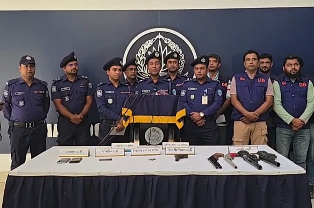 অস্ত্র–গুলি উদ্ধারের ঘটনায় পুলিশের সংবাদ সম্মেলন। আজ বিকেলে জেলা পুলিশ কার্যালয়ে