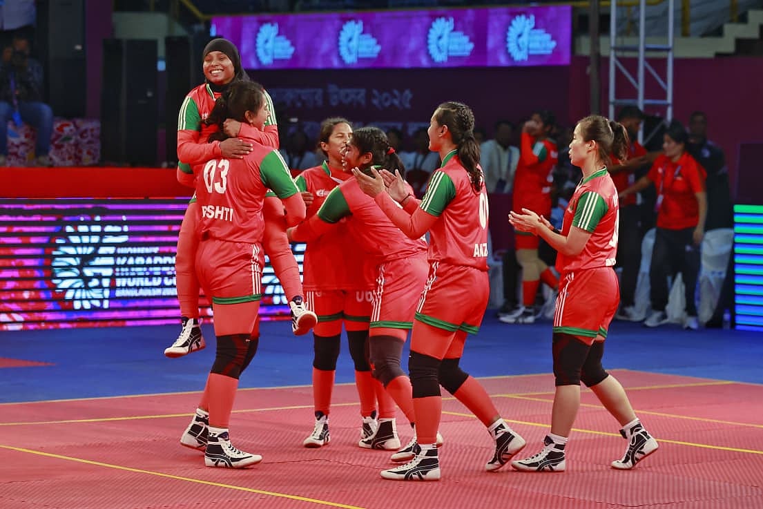 নারী কাবাডি বিশ্বকাপে নিজেদের প্রথম ম্যাচে উগান্ডাকে হারানোর পর বাংলাদেশের খেলোয়াড়দের উল্লাস