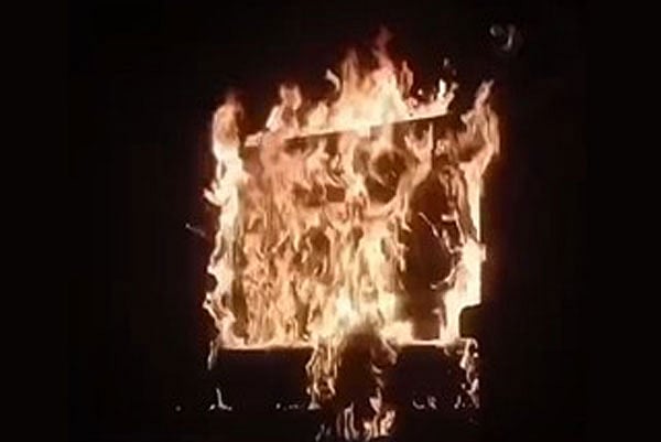 চট্টগ্রামে গভীর রাতে নগরের বাকলিয়া সার্কেল ভূমি অফিসের সাইনবোর্ডে আগুন দেয় এক দুর্বত্ত