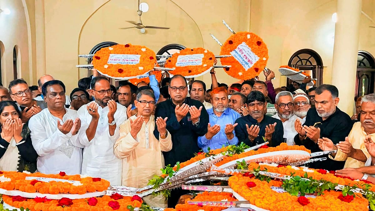 মজলুম জননেতা মাওলানা আবদুল হামিদ খান ভাসানীর ৪৯তম মৃত্যুবার্ষিকী উপলক্ষে বিএনপির ভাইস চেয়ারম্যান শামসুজ্জামান দুদুর নেতৃত্বে দলটির পক্ষ থেকে শ্রদ্ধা জানানো হয়। আজ সোমবার সকালে টাঙ্গাইলের সন্তোষ এলাকায়