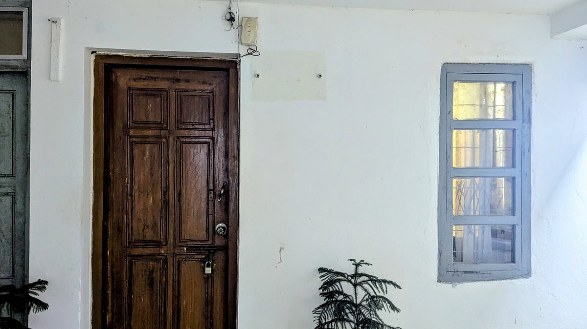 ৩০ ঘণ্টা পরও চট্টগ্রাম বিশ্ববিদ্যালয়ের শাহ আমানত হলের প্রাধ্যক্ষের কক্ষের তালা খোলেননি শিক্ষার্থীরা। উল্টো আজ প্রাধ্যক্ষের নামফলকও সরিয়ে নেওয়া হয়েছে।  আজ বিকেল সাড়ে চারটায় তোলা