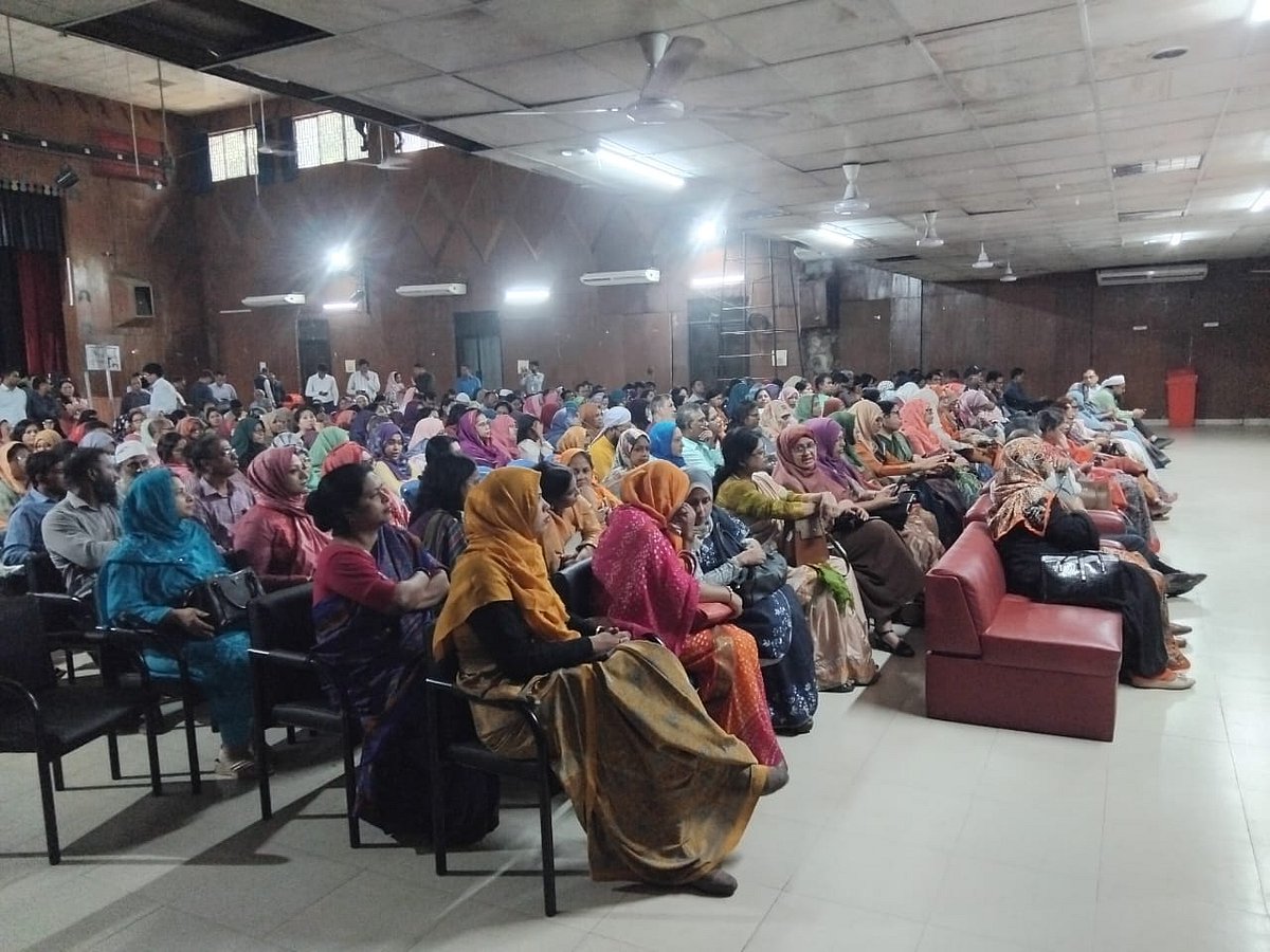 সাত কলেজের শিক্ষকেরা আজ ঢাকা কলেজ মিলনায়তনে জরুরি সভা করে কর্মসূচি ঘোষণা করেন। ১৭ নভেম্বর