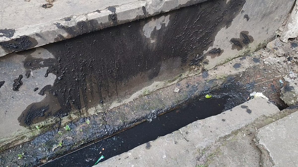 বোমাটি ড্রেনে এসে পড়ে বিস্ফোরিত হয়। ফলে ড্রেনের কাদা ভবনে ছিটকে পড়ে