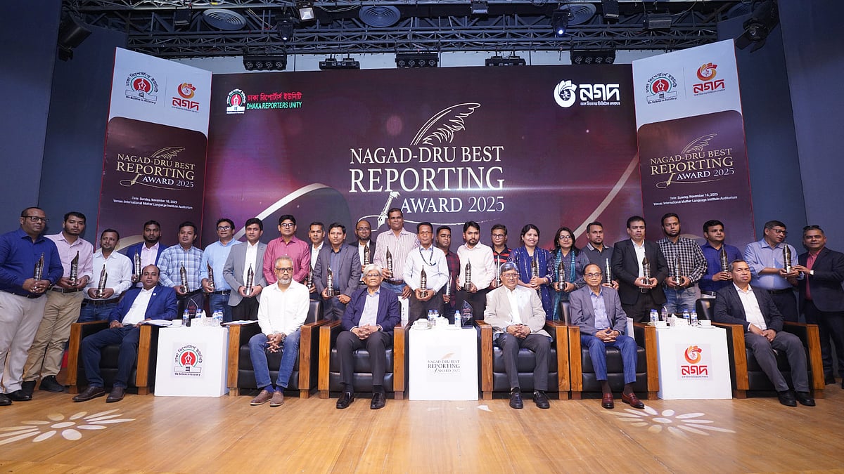 ‘নগদ-ডিআরইউ বেস্ট রিপোর্টিং অ্যাওয়ার্ড ২০২৫’ অনুষ্ঠানে আসা অতিথিদের সঙ্গে পুরস্কার হাতে বিজয়ীরা।