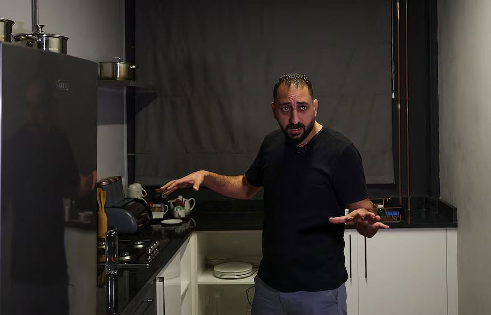 উড়োজাহাজে কয়েক দিন আগে দক্ষিণ আফ্রিকায় আসা এক ফিলিস্তিনি। এই ছবি জোহানেসবার্গের কোনো একটি এলাকা থেকে ১৪ নভেম্বর তোলা