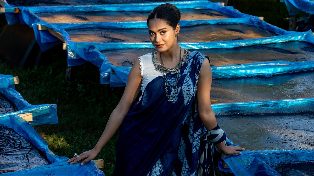 সুতির শাড়ি আর সিল্কের স্কার্ফে ইন্ডিগোর নকশা