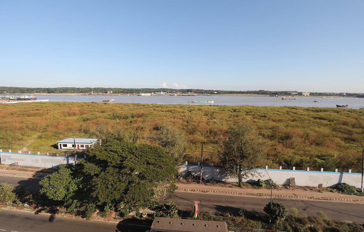 কর্ণফুলীর ডান তীরে পতেঙ্গায় লালদিয়ার চরের চিত্র। এখানে কনটেইনার টার্মিনাল তৈরির জন্য ডেনমার্কের এপিএম টার্মিনালসের সঙ্গে চুক্তি করেছে চট্টগ্রাম বন্দর কর্তৃপক্ষ। সীমানাপ্রাচীরে ঢাকা এই চর ঘাসে ভরা। গতকাল বিকেলে পতেঙ্গার লালদিয়ার চরের বিজয়নগর এলাকায়