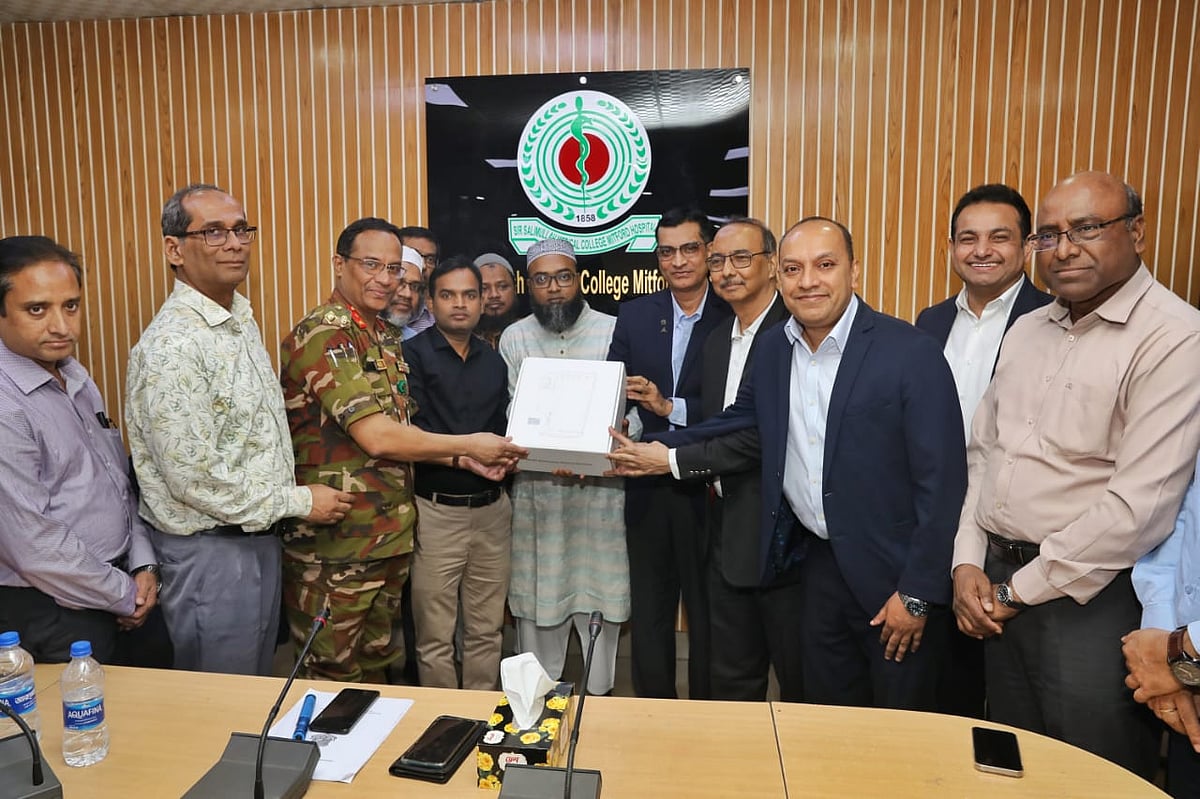 স্যার সলিমুল্লাহ মেডিকেল কলেজ মিটফোর্ড হাসপাতালের পরিচালক ব্রিগেডিয়ার জেনারেল মাজহারুল ইসলাম খানের কাছে মনিটর তুলে দেওয়া হয়। এ সময় উপস্থিত ছিলেন হাসপাতালের বিভিন্ন বিভাগের চিকিৎসক এবং লতিফুর ও শাহনাজ রহমান ফাউন্ডেশনের প্রতিনিধিরা। আজ মঙ্গলবার দুপুরে মিটফোর্ড হাসপাতালের সভাকক্ষে
