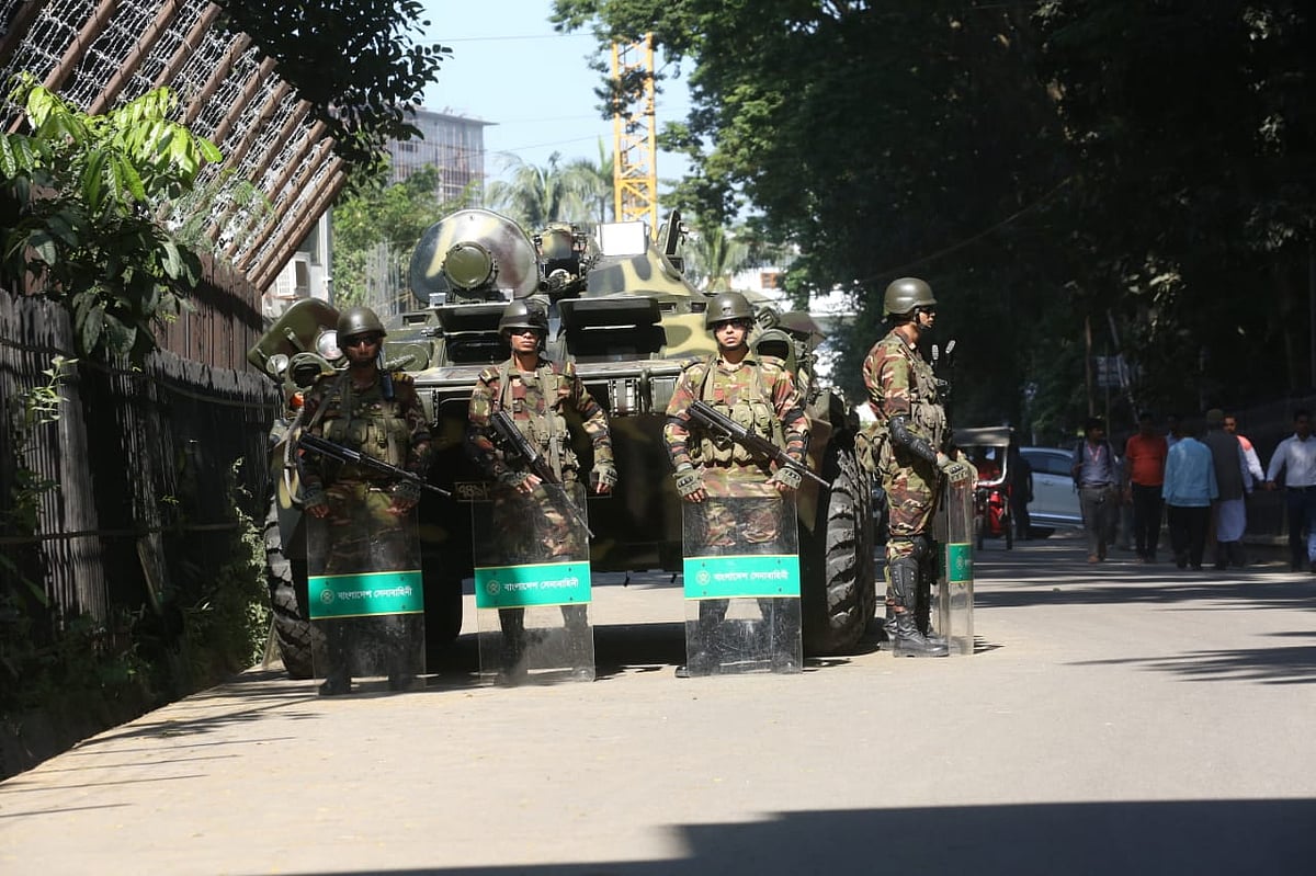 আন্তর্জাতিক অপরাধ ট্রাইব্যুনালের সামনে আইনশৃঙ্খলা রক্ষাকারী বাহিনীর অবস্থান। আজ মঙ্গলবার সকালে