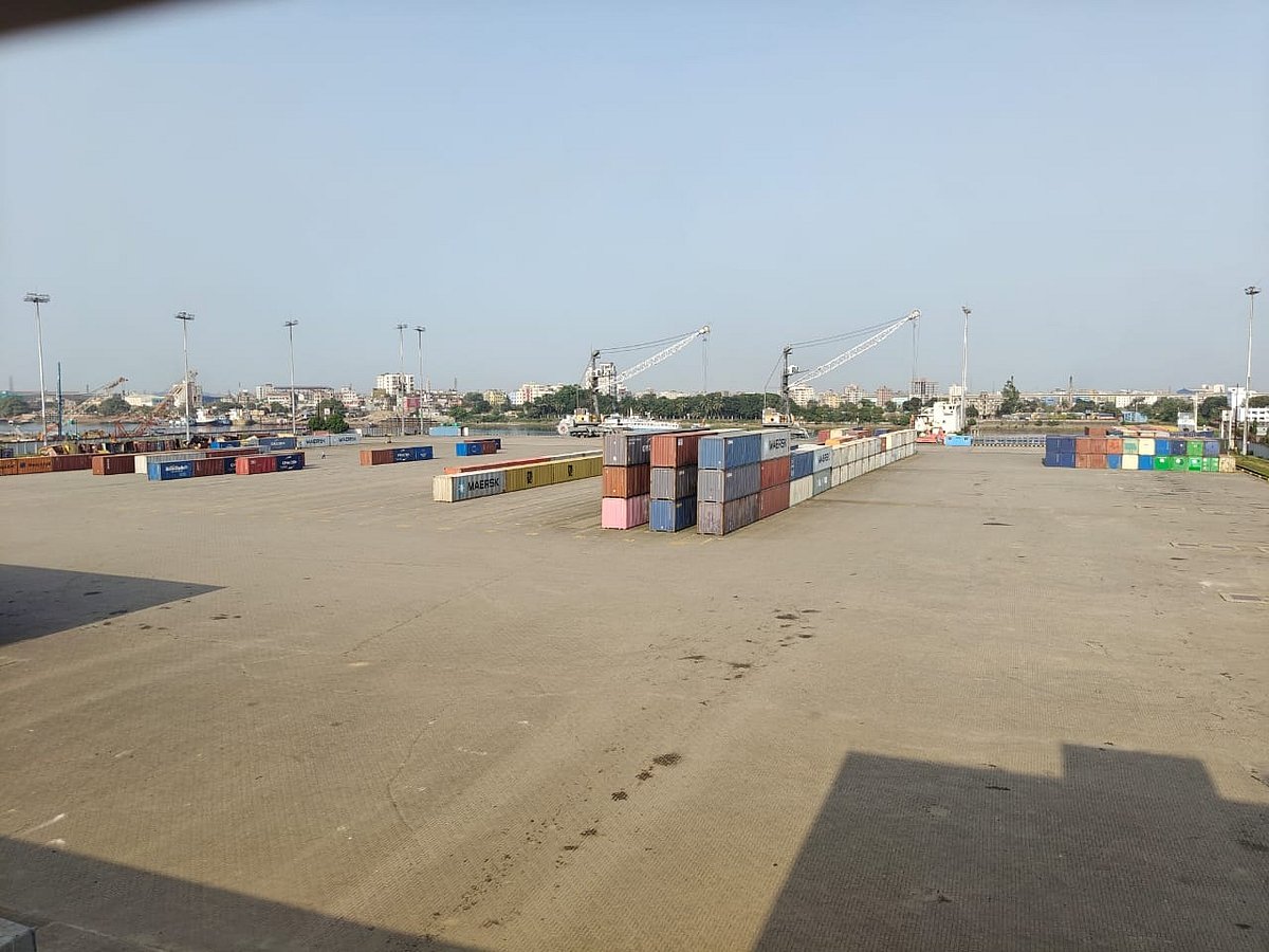 ক্রেনসহ সব ধরনের যন্ত্রপাতি প্রস্তুত রয়েছে। সে তুলনায় পণ্যবাহী কনটেইনার পরিবহনের চাপ নেই। সার্বিকভাবে কার্যক্রম স্থবিরই বলা যায়। গতকাল ঢাকার কেরানীগঞ্জের পানগাঁও নৌ টার্মিনালে