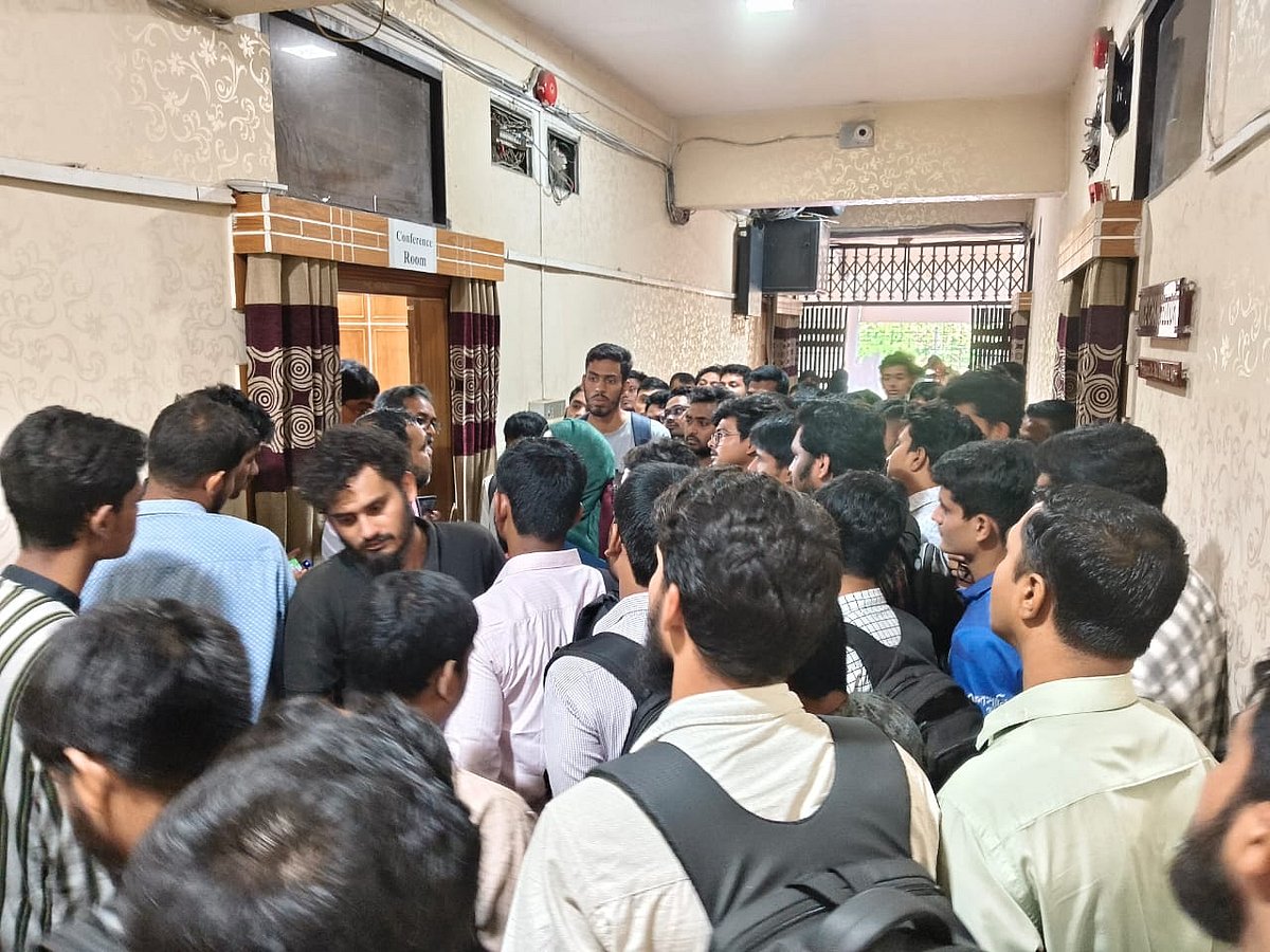 ডিসেম্বরের প্রথম সপ্তাহে নির্বাচন আয়োজনের দাবিতে উপাচার্যের কক্ষের সামনে শিক্ষার্থীদের অবস্থান। মঙ্গলবার বেগম রোকেয়া বিশ্ববিদ্যালয়ের প্রশাসনিক ভবনে