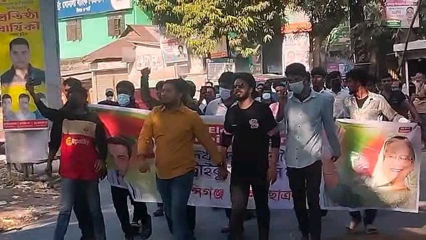 মুন্সিগঞ্জের সিরাজদিখান উপজেলার ইমামগঞ্জ বাজারে ছাত্রলীগ-যুবলীগের মিছিল। মঙ্গলবার সকালে