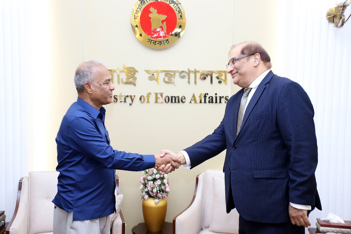 বাংলাদেশে নিযুক্ত পাকিস্তানের হাইকমিশনার ইমরান হায়দার সচিবালয়ে স্বরাষ্ট্র উপদেষ্টা জাহাঙ্গীর আলম চৌধুরীর সঙ্গে সৌজন্য সাক্ষাৎ করেন। ১৮ নভেম্বর, ২০২৫