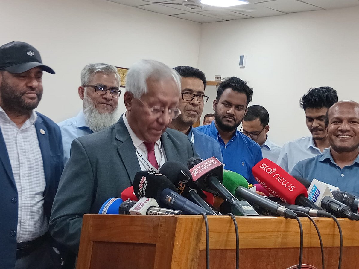 নির্বাচন কমিশন সচিবালয়ের জ্যেষ্ঠ সচিব আখতার আহমেদ ভোটার তালিকা হালনাগাদের তথ্য সাংবাদিকদের সামনে তুলে ধরেন। আজ মঙ্গলবার বিকেলে রাজধানীর আগারগাঁওয়ে নির্বাচন ভবনে