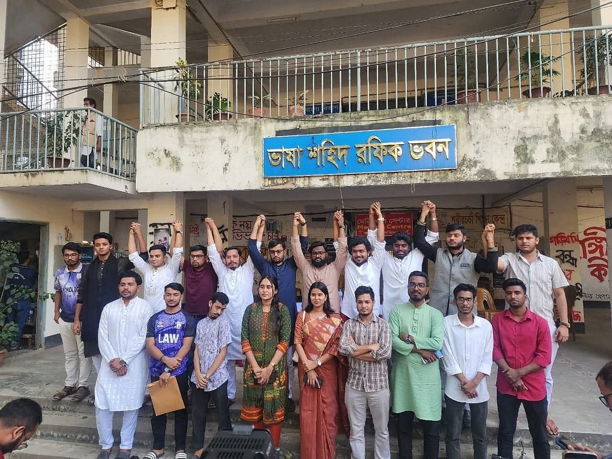 জকসু নির্বাচনের প্যানেল ঘোষণার পর জাতীয় ছাত্রশক্তির নেতা–কর্মীরা। ১৮ নভেম্বর ২০২৫